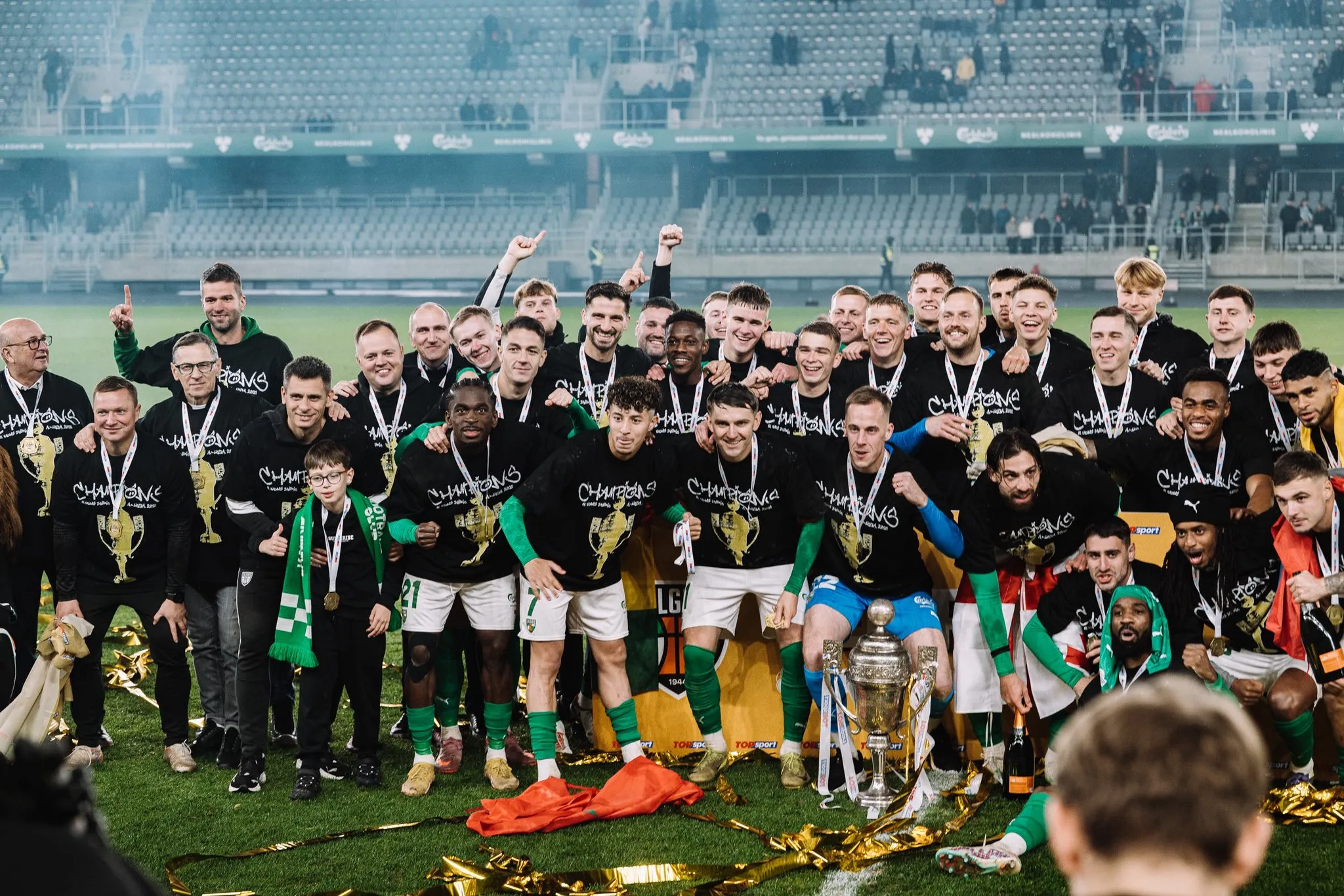 FK „Kauno Žalgiris“ iškėlė Lietuvos čempionų trofėjų / FK „Kauno Žalgiris“ nuotr.