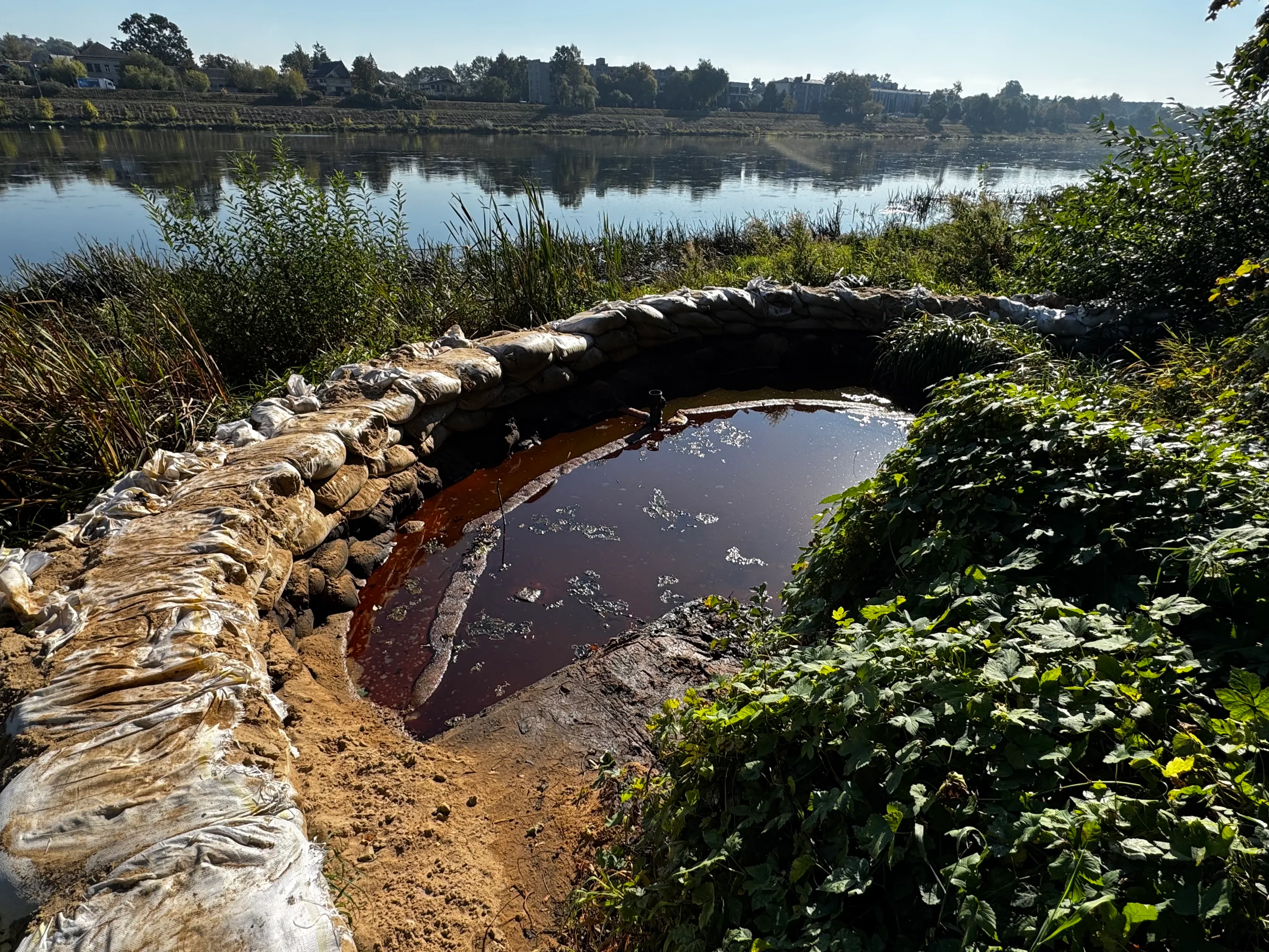 Skaitytojo pastebėta teršalų iškrovimo vieta/ Skaitytojo nuotr.