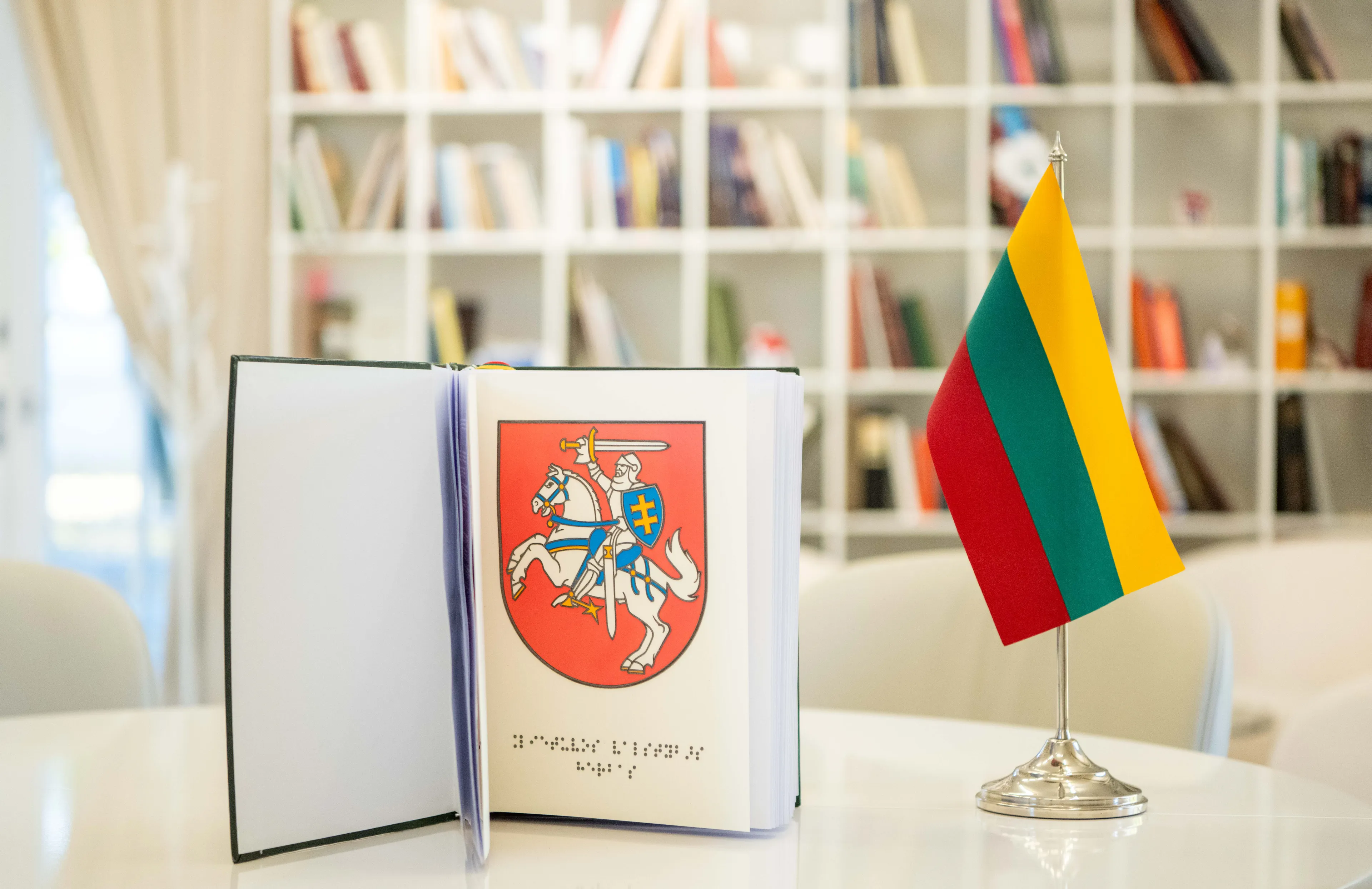 LR Konstitucija išleista Brailio raštu