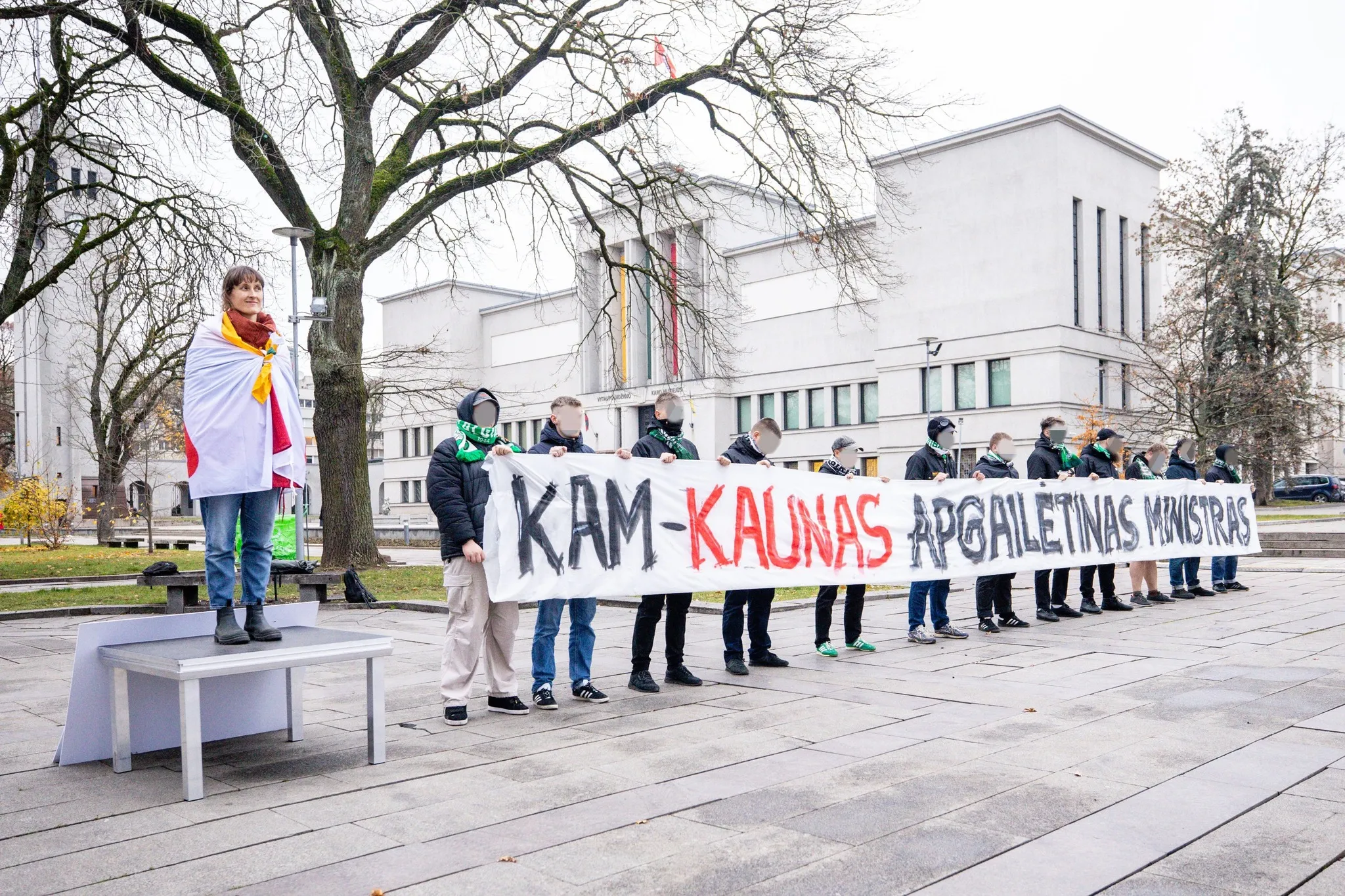 „Green White Boys“ žinutė