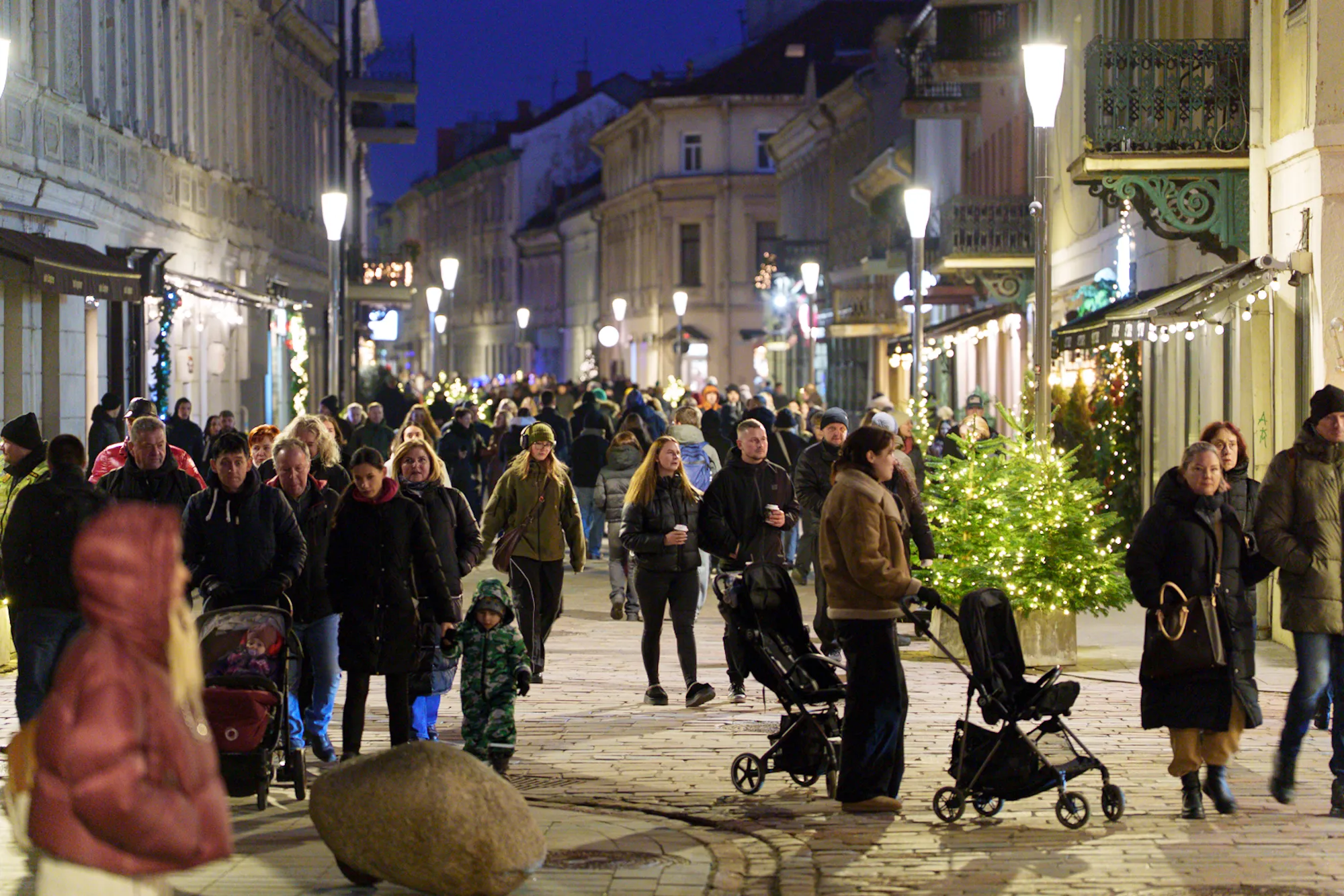 Į Rotušės aikštę plūsta minios kauniečių / R. Tenio nuotr.