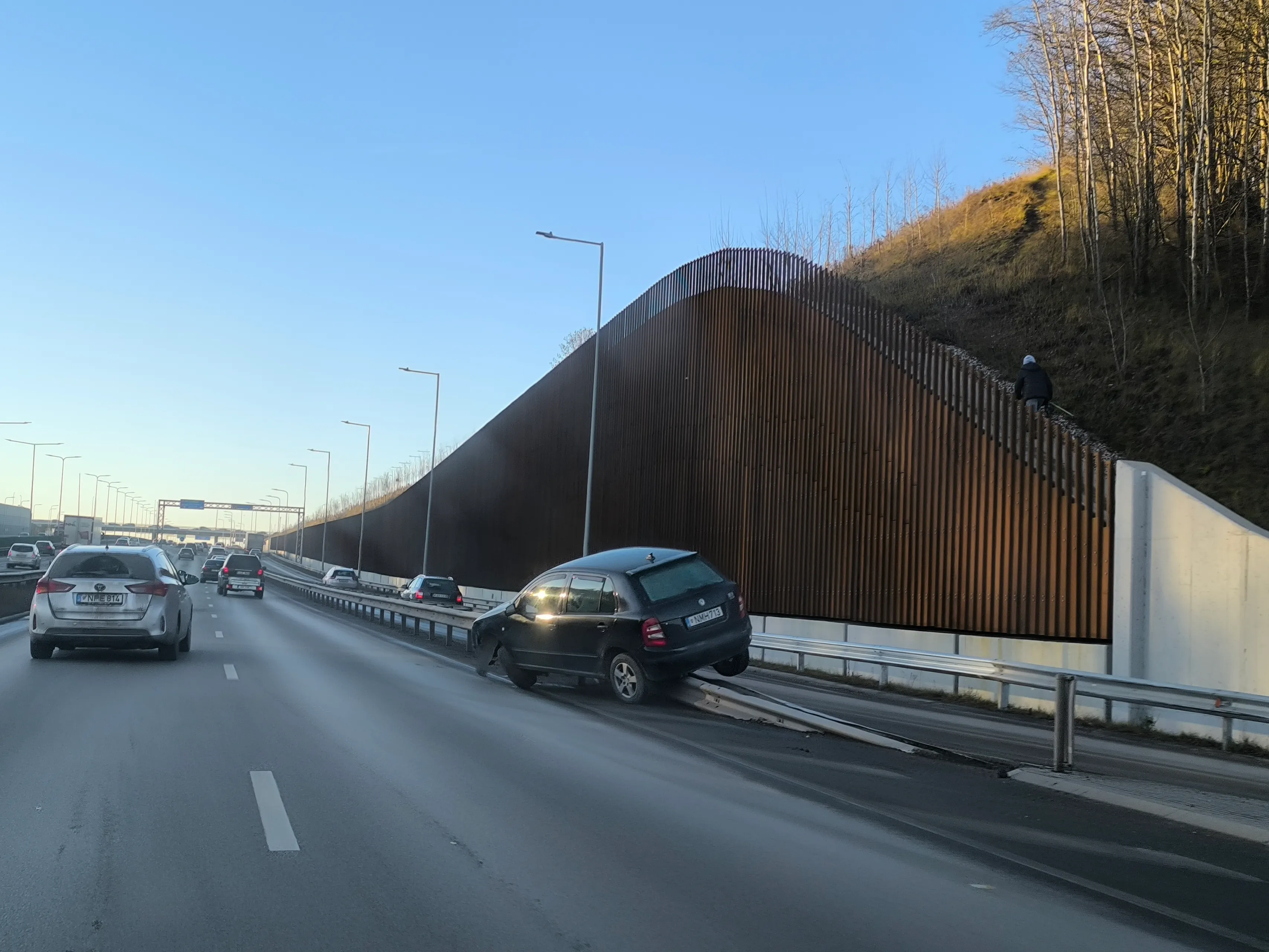 Ant atitvarų užvažiavęs automobilis / Skaitytojų nuotr.