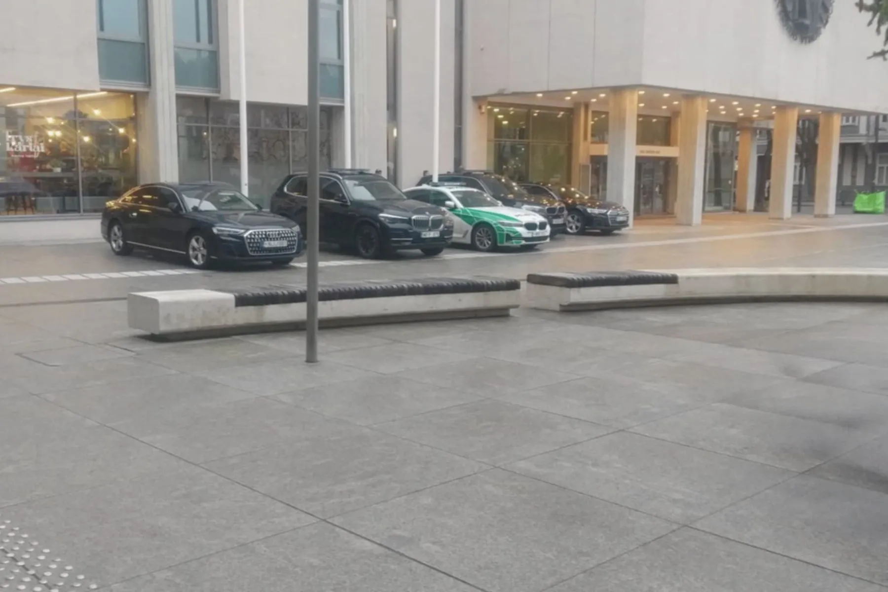 Valdžios pareigūnų automobiliai / Skaitytojų nuotr.