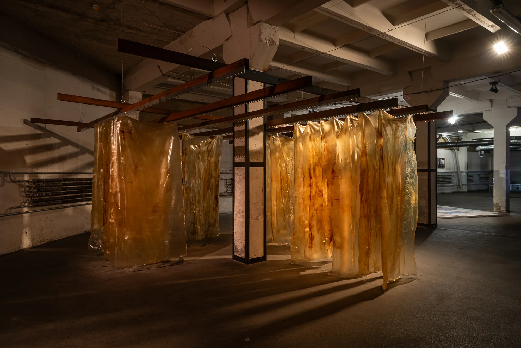 Rouru Mou_Išdžiūti pakabinti, rankinę laiko, 2025_nuotrauka Jono Basevičiaus