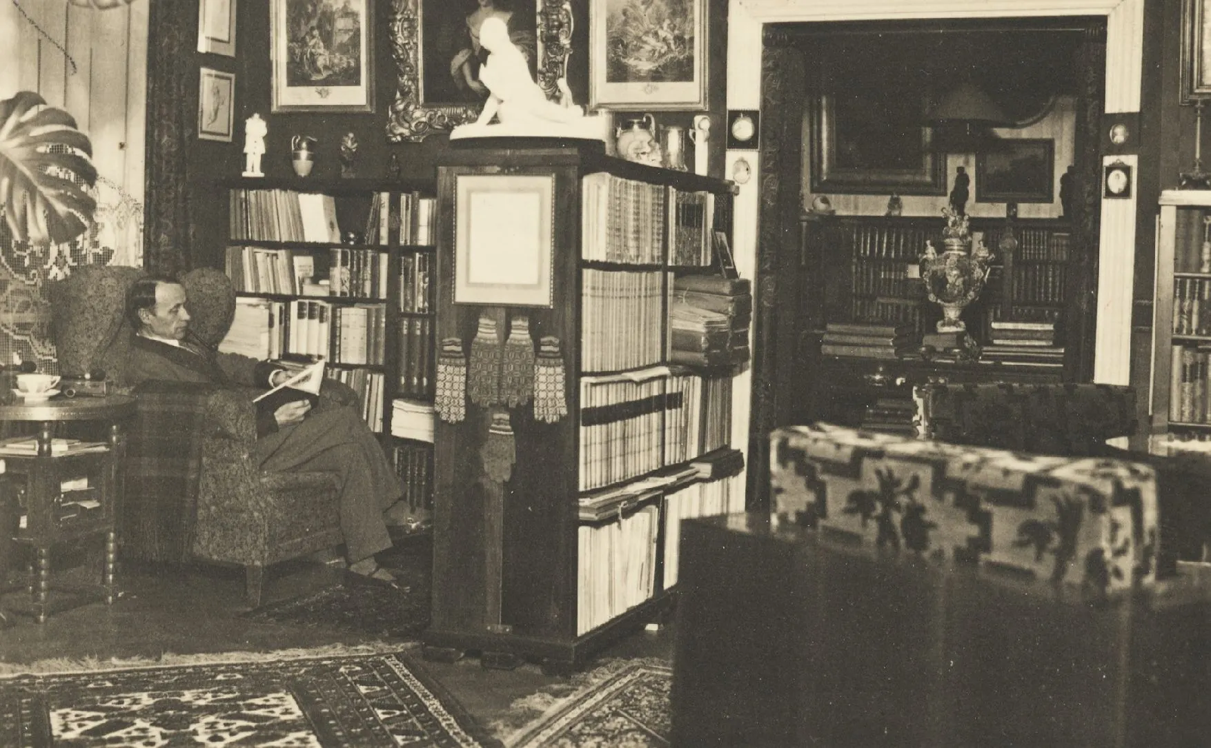 V Daumantas savo bute Kalnu g_dabar Putvinskio g_apie 1930-32 m_Foto is M K Ciurlionio dailes muziejaus rinkiniu