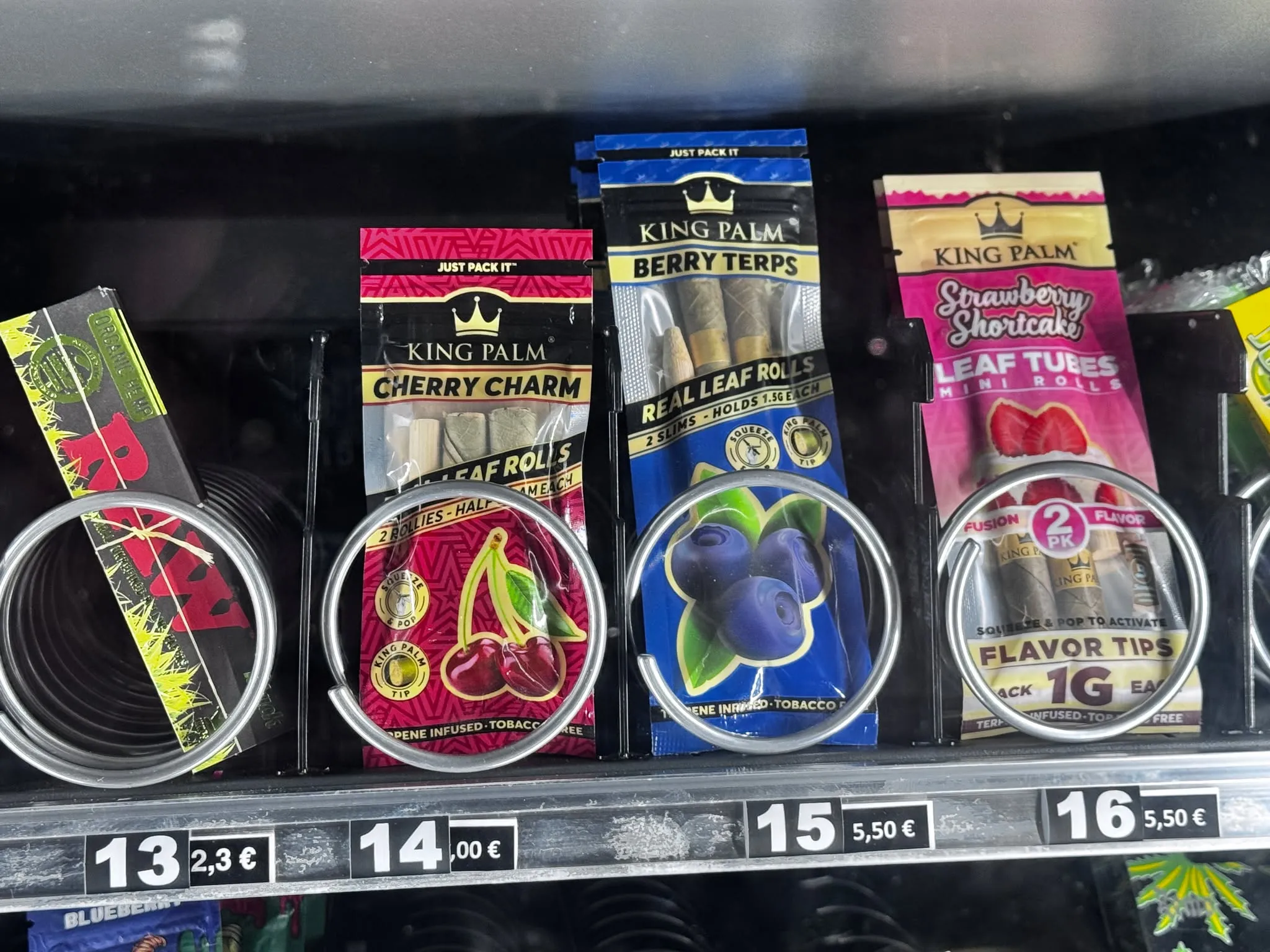 Rūkymui skirtų prekių automatas / „Kas vyksta Kaune“ nuotr.