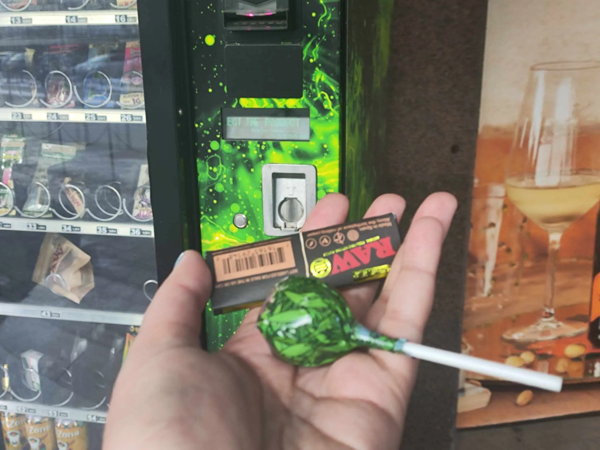 Rūkymui skirtų prekių automatas / „Kas vyksta Kaune“ nuotr.