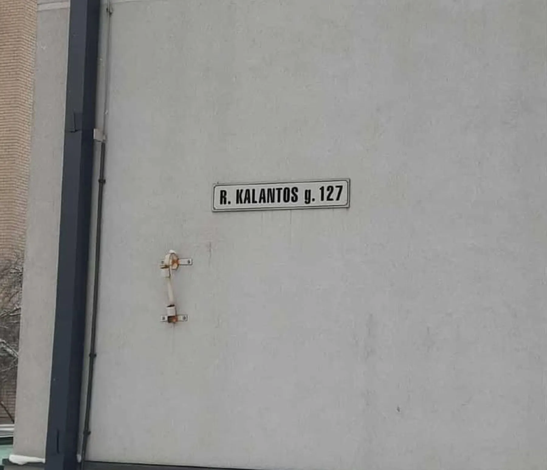 Tuščias vėliavos laikiklis Petrašiūnuose / Skaitytojų nuotr.