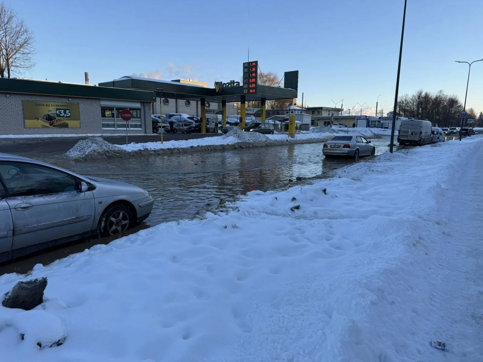 Partizanų g. trūko vamzdis / Facebook nuotr.