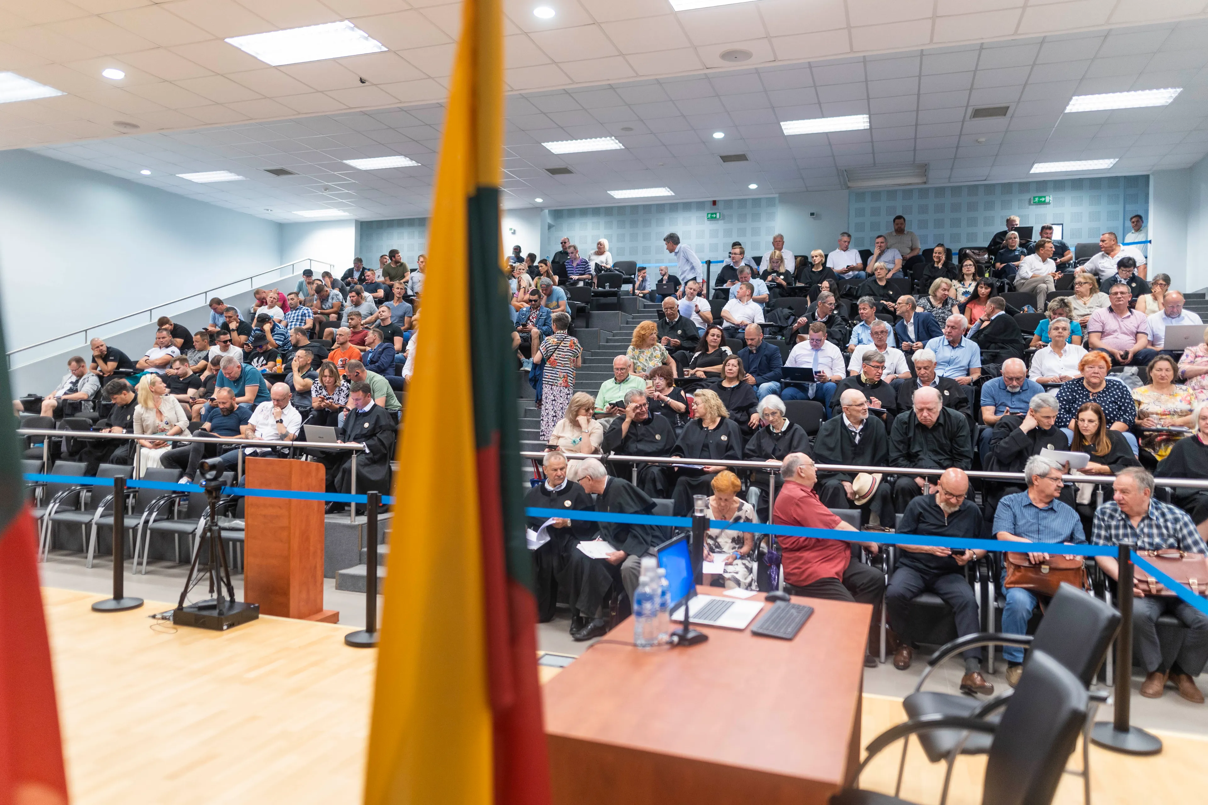 Vilniaus miesto apylinkes teisme tesiasi prie Seimo vykusiu riausiu bylos nagrinejimas