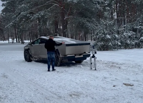 „Tesla Cybertruck“ ir robotas