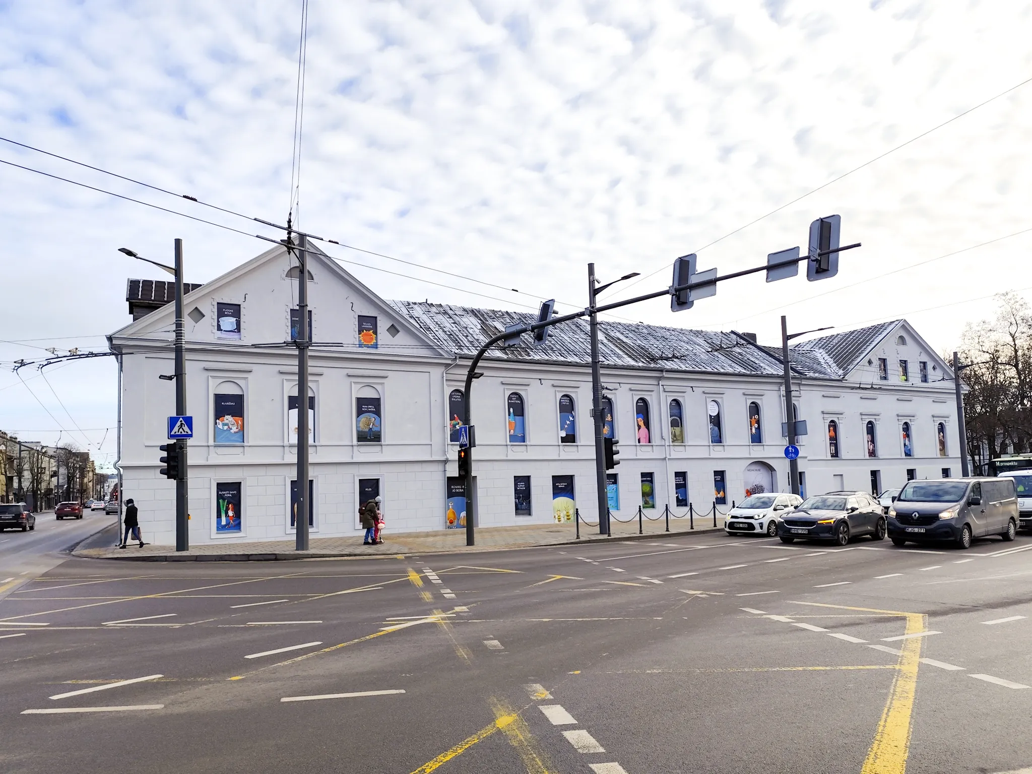 XIX a. pastatą pagyvino menininkės Hertos Burbės keistamintės-kalbainiai./R. Tenio nuotr.