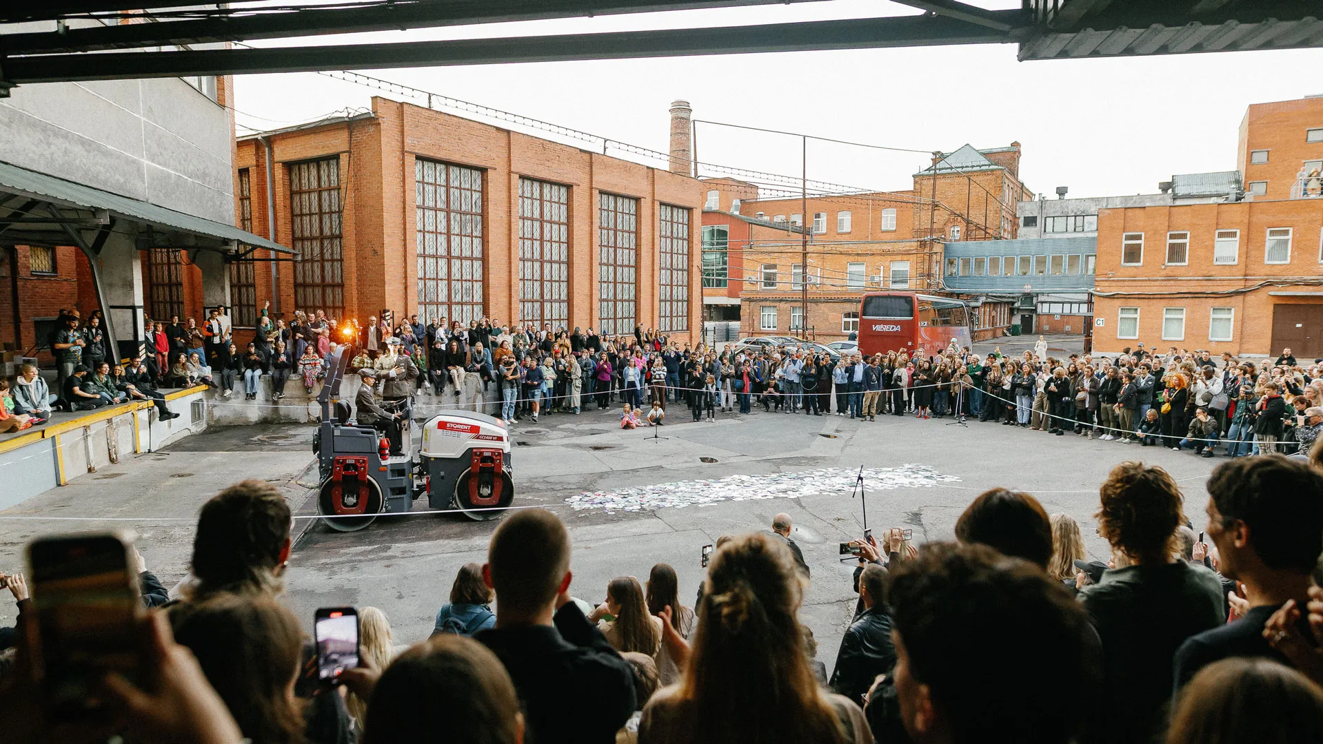 15-oji Kauno bienalė. Renginio atidarymas „Stumbro“ gamyklos kieme. „Rat Section“ performansas. Gražvydo Jovaišos / renginio organizatorių nuotrauka