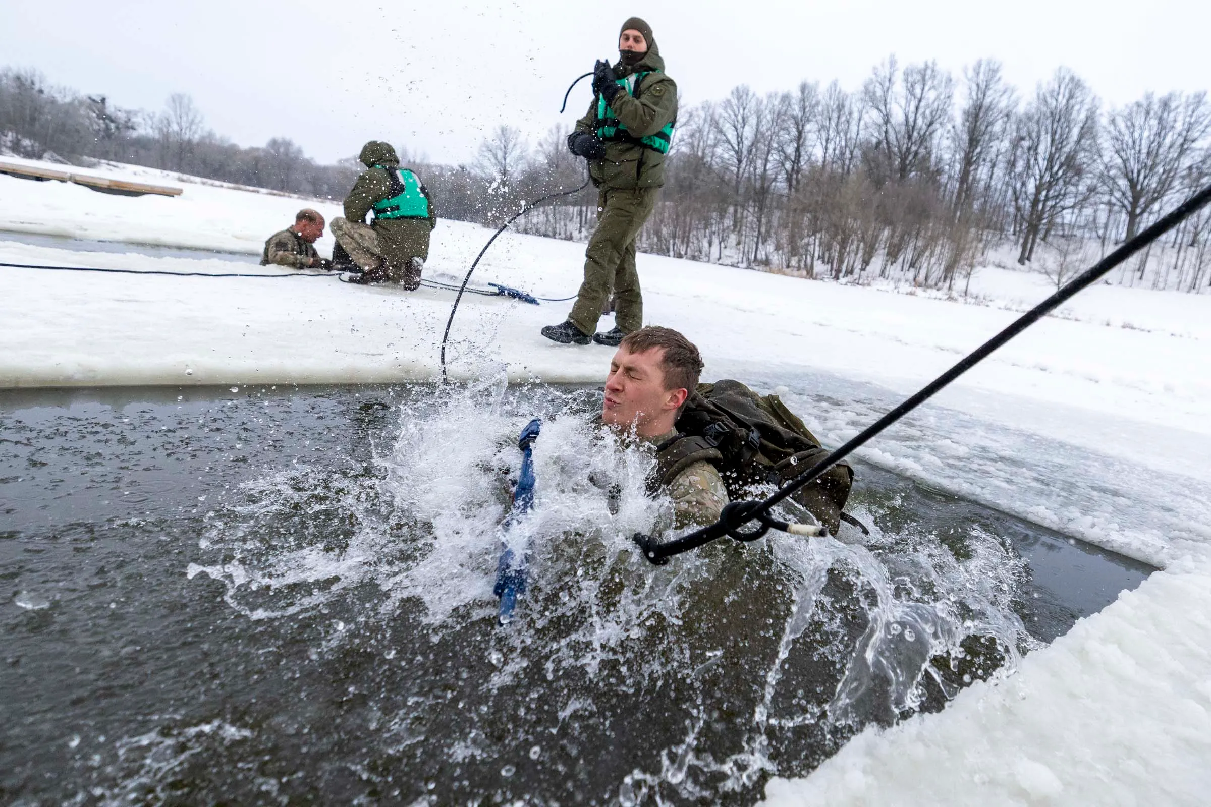 Treniruotė lediniame vandenyje / LK / srž. sp. K. Kavolėlio nuotr.