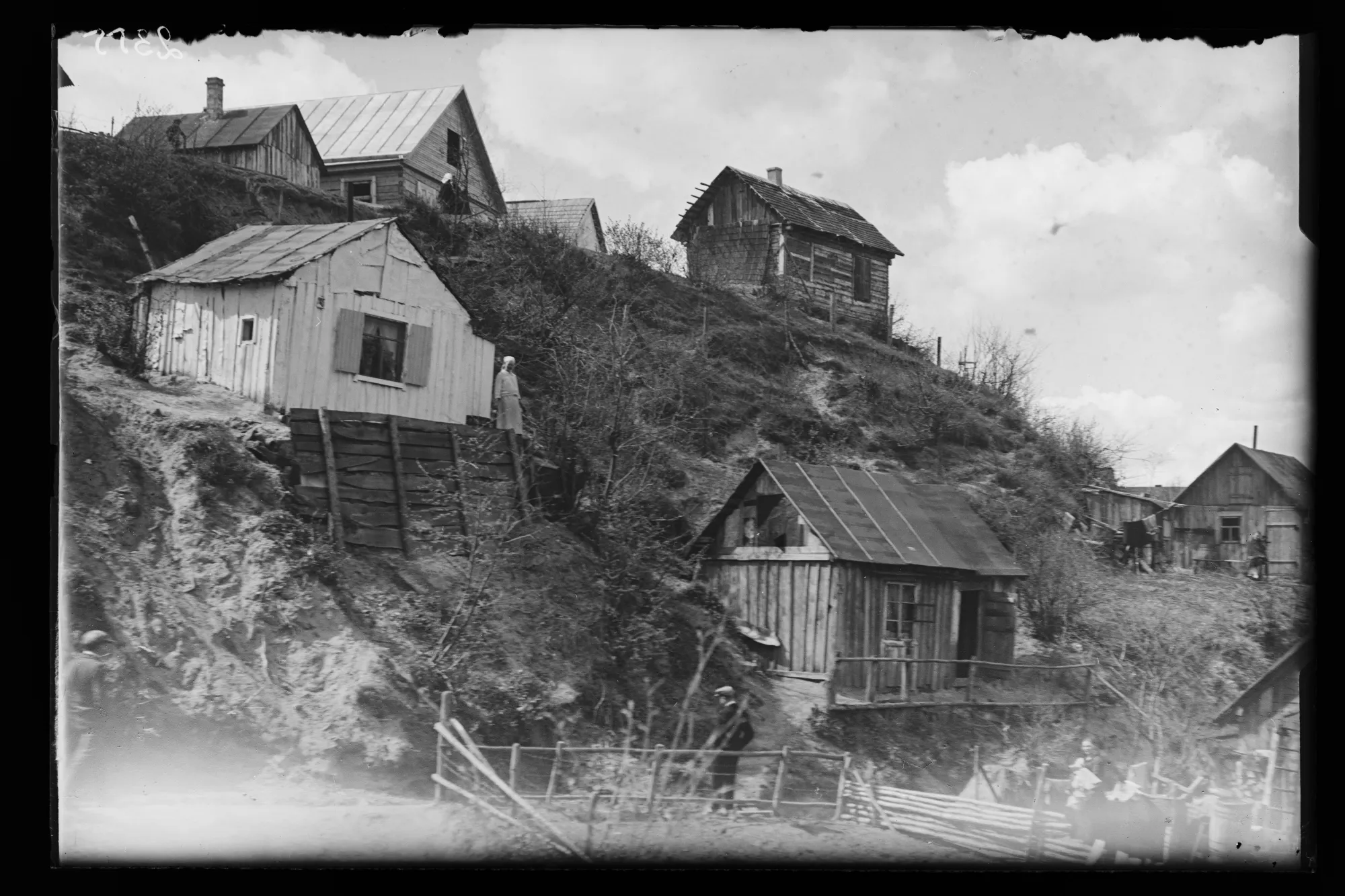 Nameliai prie Eigulių tako Brazilkoje. XX a. 3 deš. Fotografas Antanas Ingelevičius Lietuvos nacionalinis muziejus, ENeg 2355