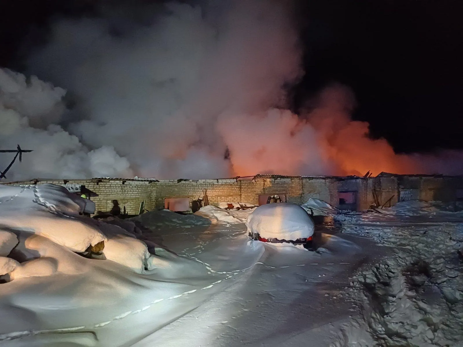 Sniegas, dūmai, gaisras