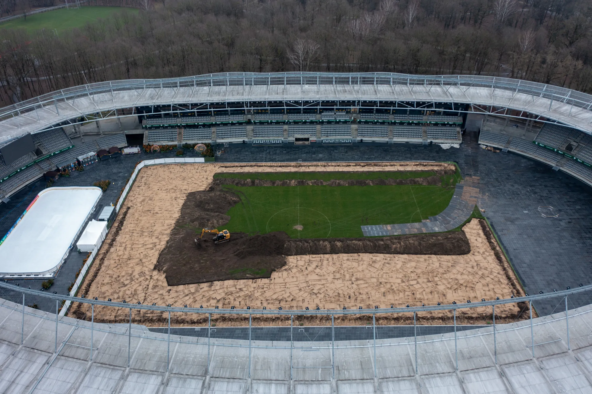 Dariaus ir Girėno stadiono veja keliauja į šiukšliadėžę / „Kas vyksta Kaune“ nuotr.