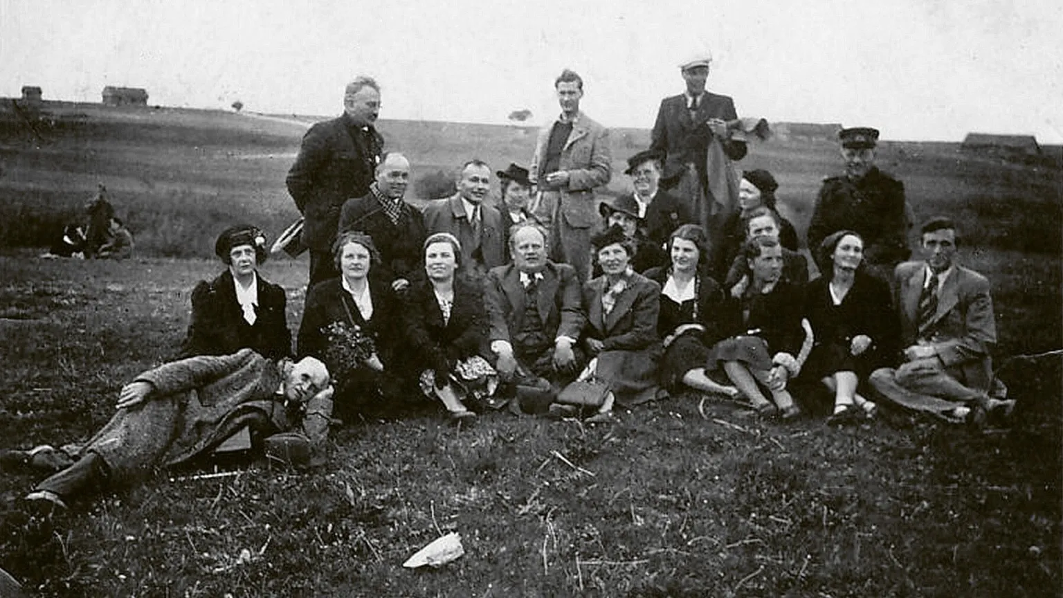 Kauno III gimnazijos mokytojai ekskursijos į Labūnavą metu. 1938-1940 m. Maironio lietuvių literatūros muziejus.