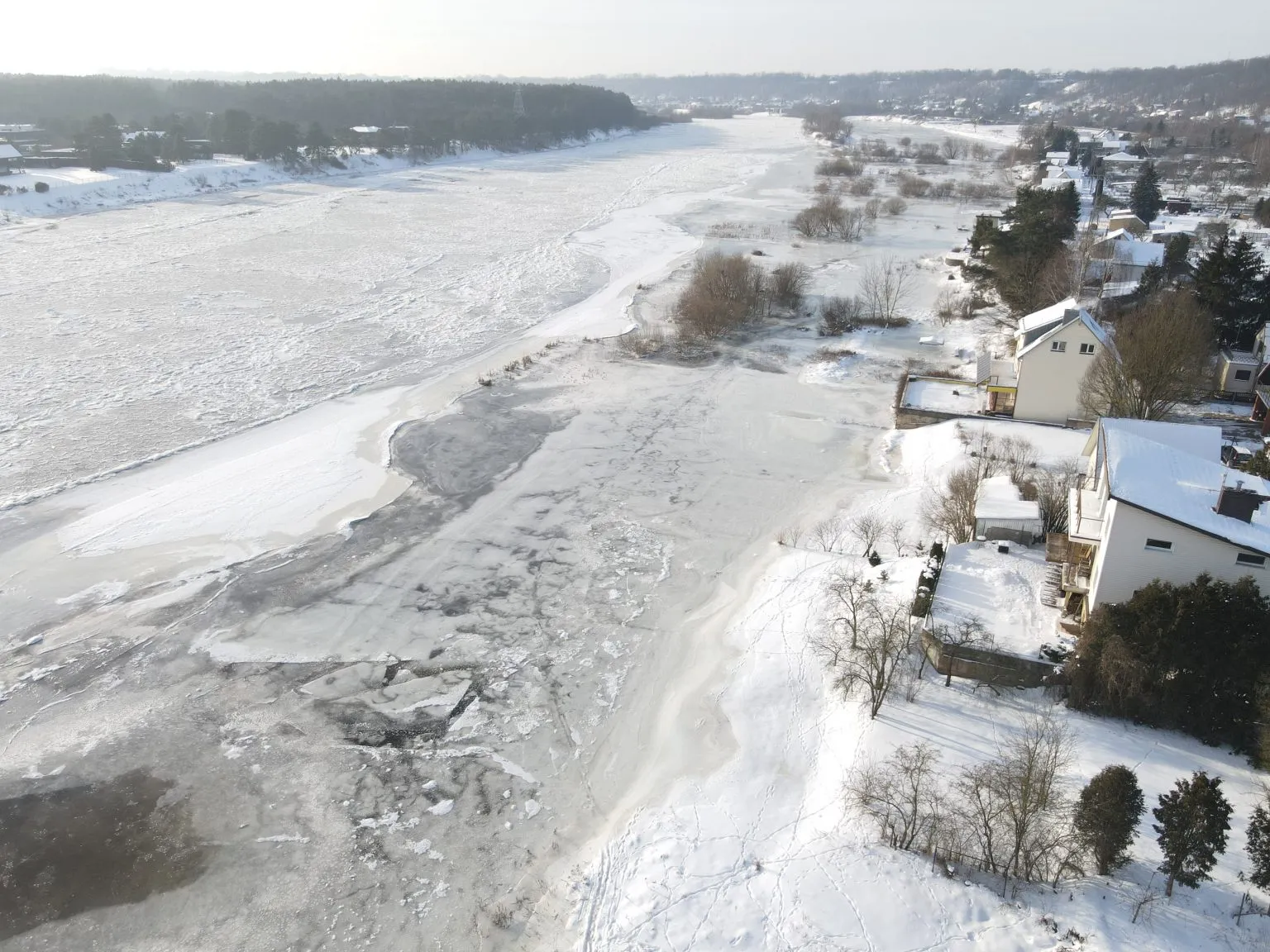 Vanduo prie pat gyvenamųjų namų (2026-01-19). Neris ties Salių km (Kauno r. sav.)