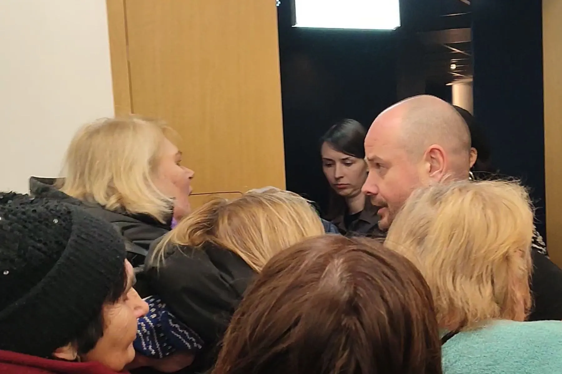 Susistumdymas bibliotekoje / Skaitytojo video stop kadr.