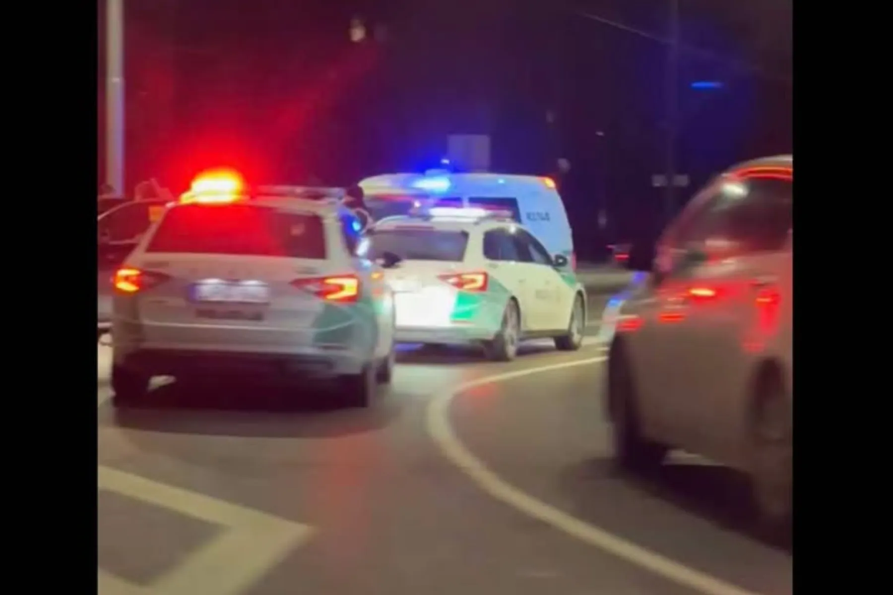 Policijos sujudimas Krėvės pr. - Pramonės pr. žiedinėje sankryžoje / Skaitytojų  nuotr.