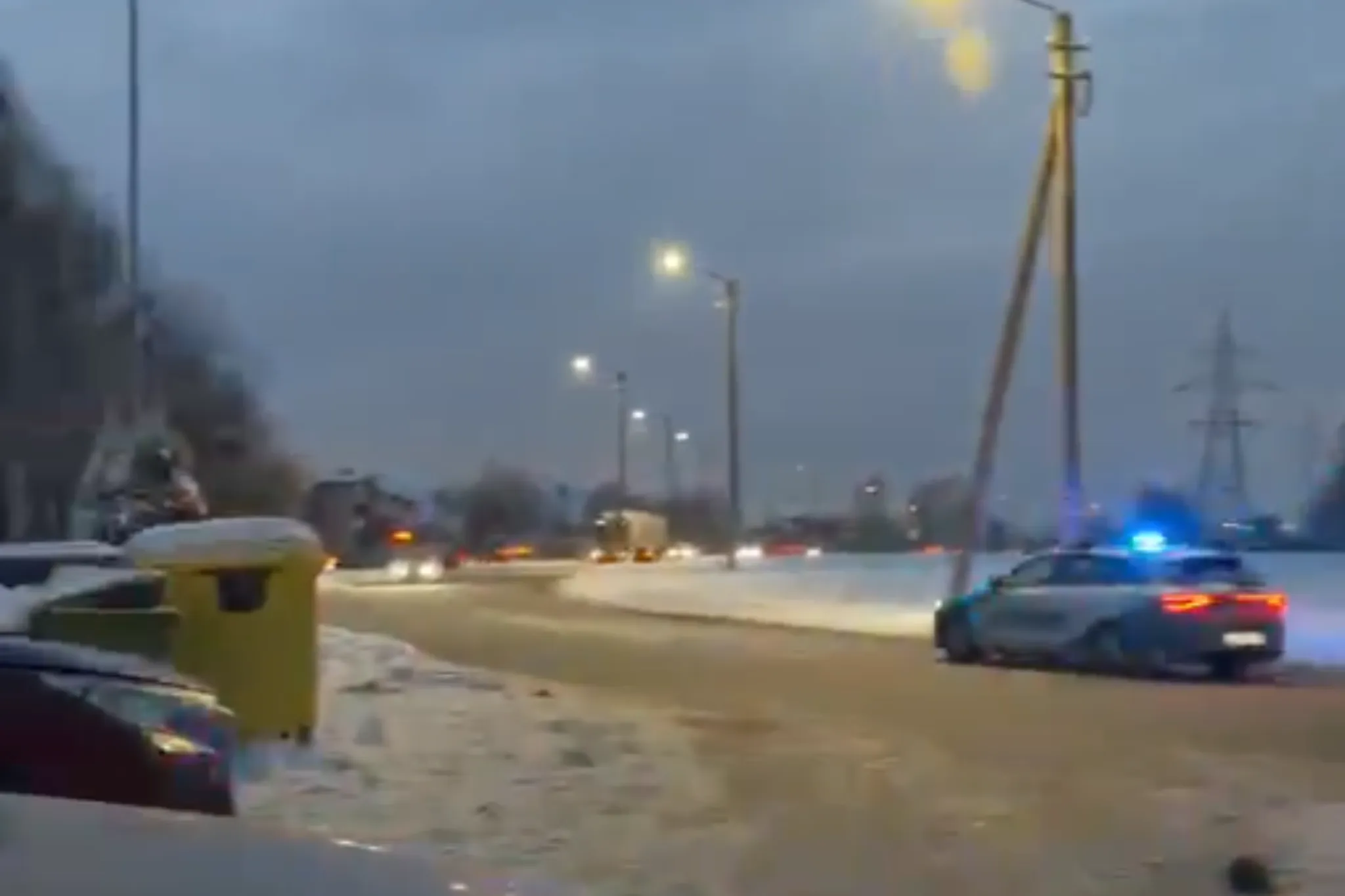 Skubantis policijos pareigūnų ekipažas