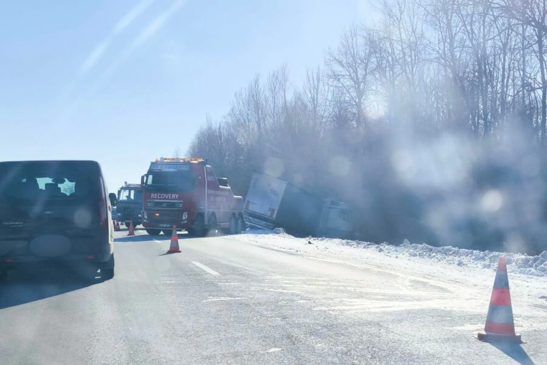 Iš griovio traukiamas sunkvežimis