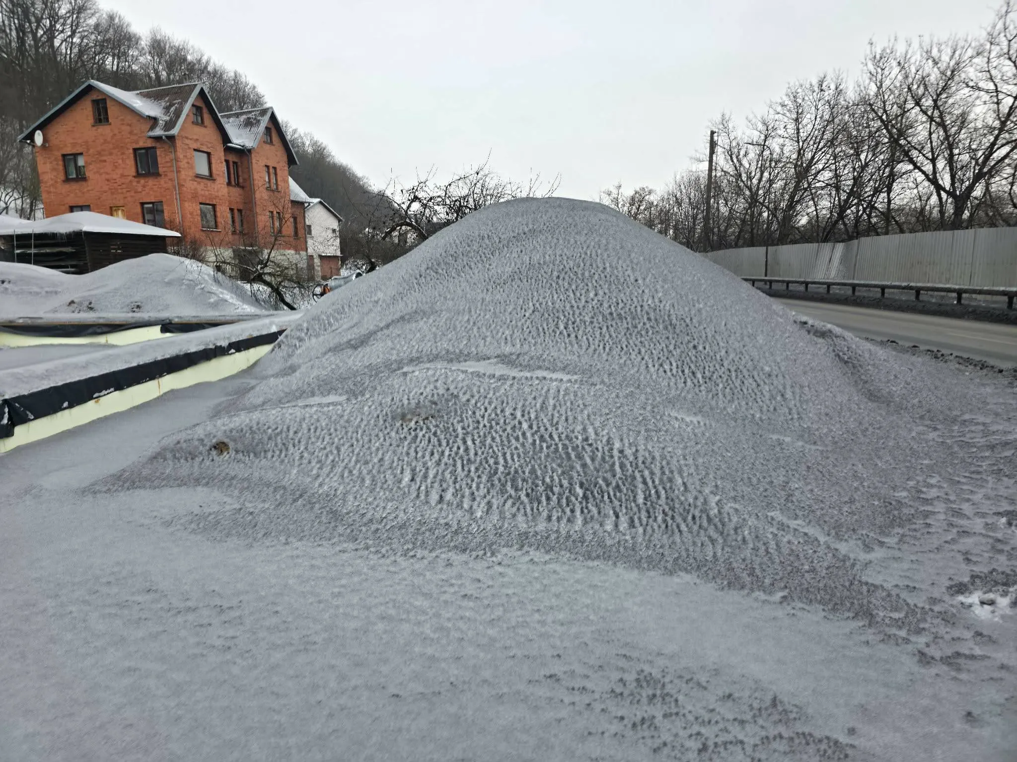 „Juodas“ sniegas Švenčionių gatvėje