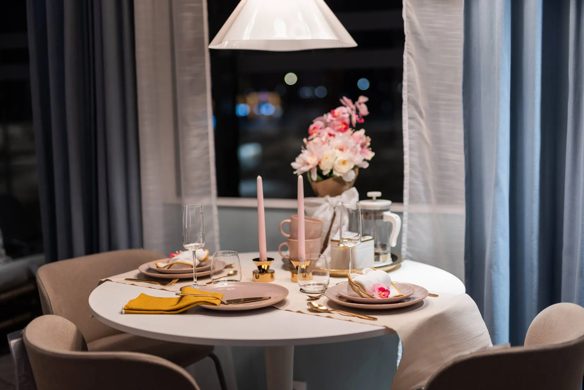 Valentino diena namuose, stalas, žvakės