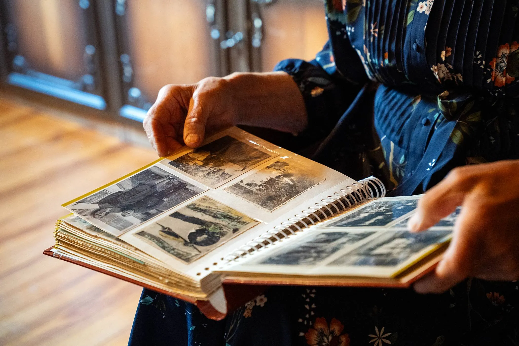 A. Bunikienė varto albumą su nuotraukomis iš tremties. Karolinos Vilkelienės nuotr.