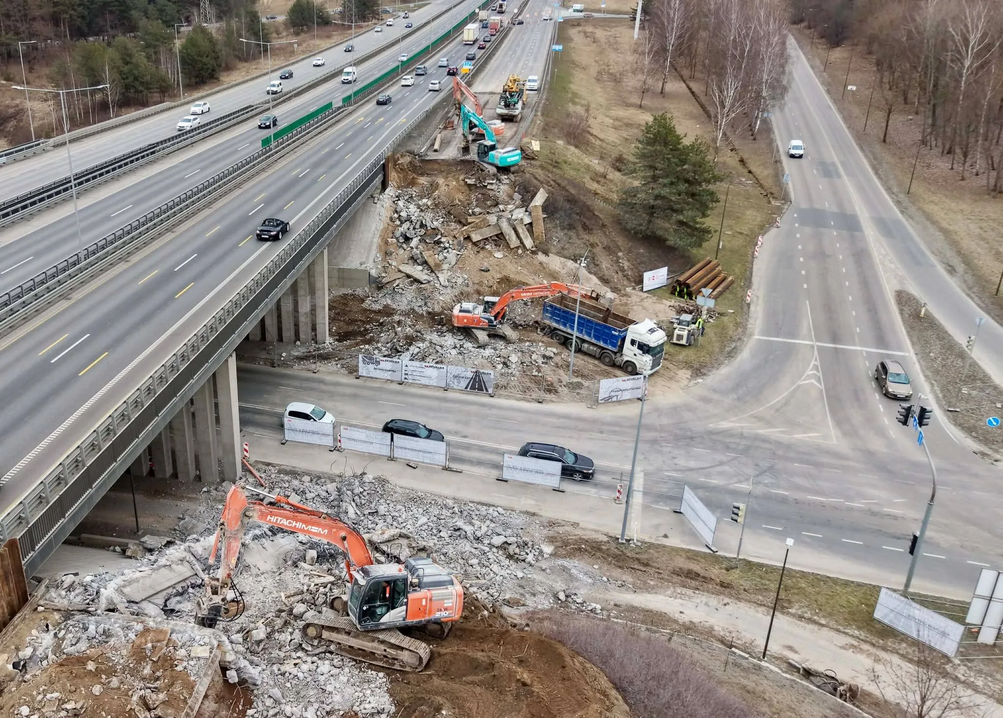 A1 viadukas virš Jonavos gatvės virto į šipulius