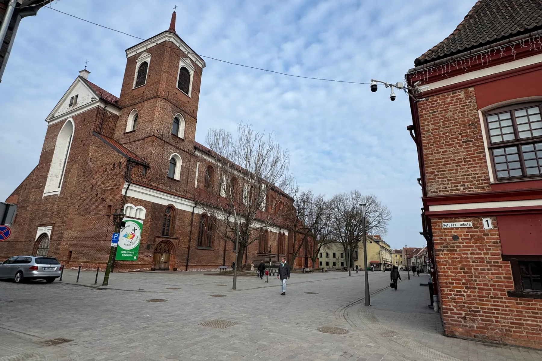 M. Valančiaus, Rotušės aikštės ir Vilniaus gatvės kampas