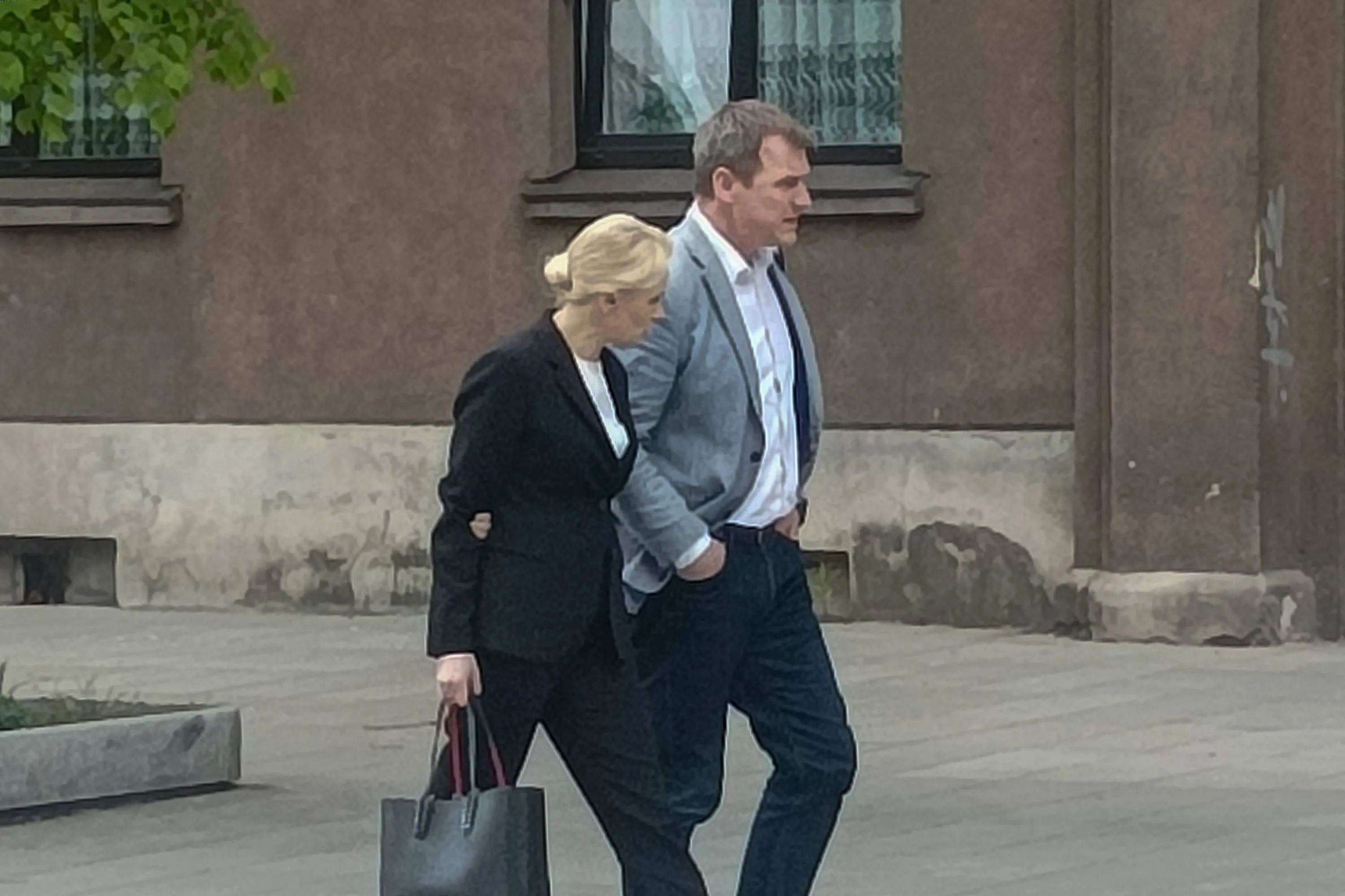 Alytaus rajono merė R.Vitkauskienė su advokatu atvyko į apklausą STT / ELTA / I. Steniulienės nuotr.