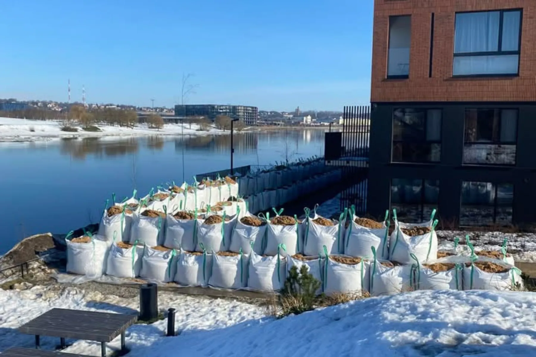 Prabangus namų kvartalas ruošiasi potvyniui / Skaitytojų nuotr.