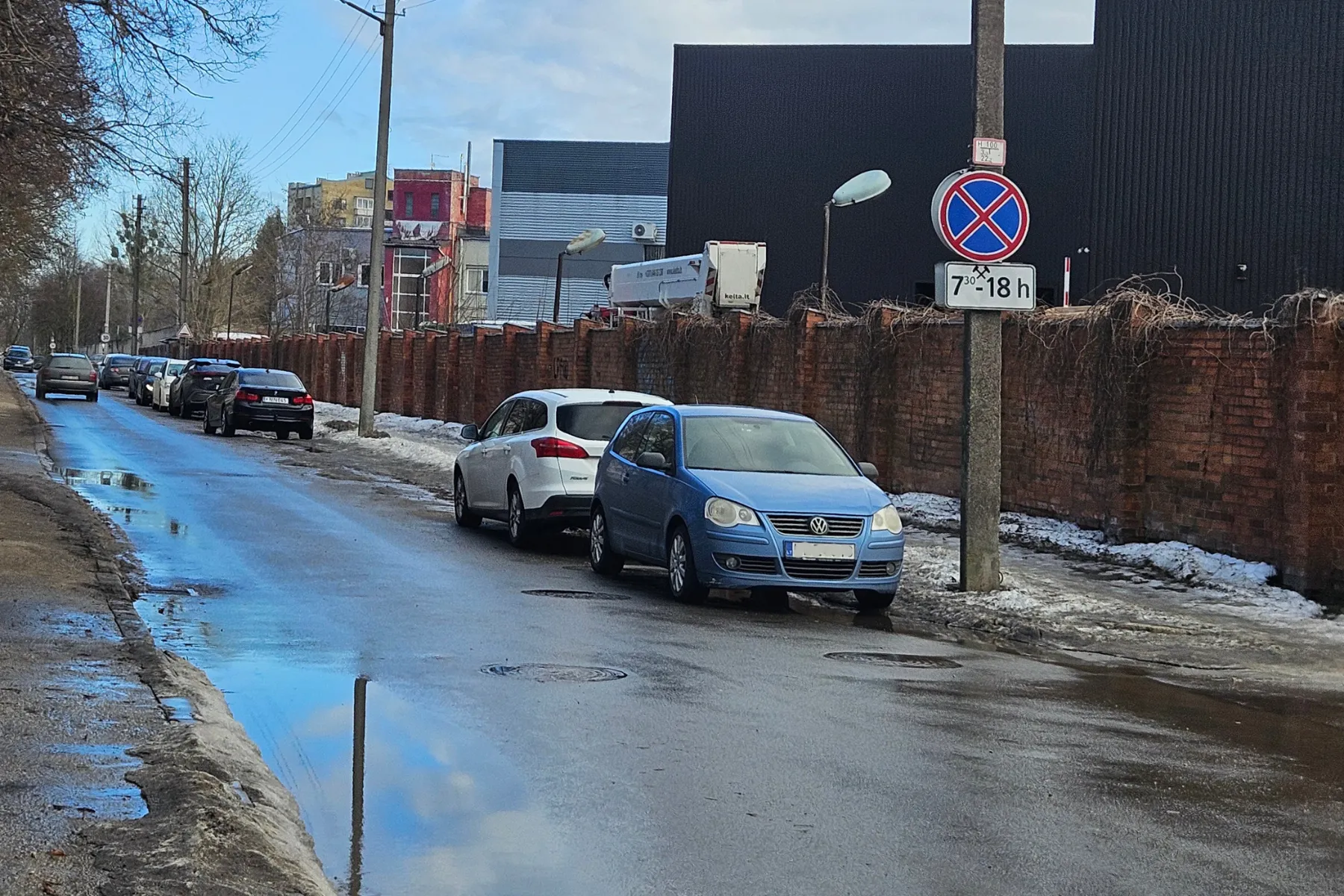 Kelio ženklų nepaisantys automobiliai / Skaitytojų nuotr.