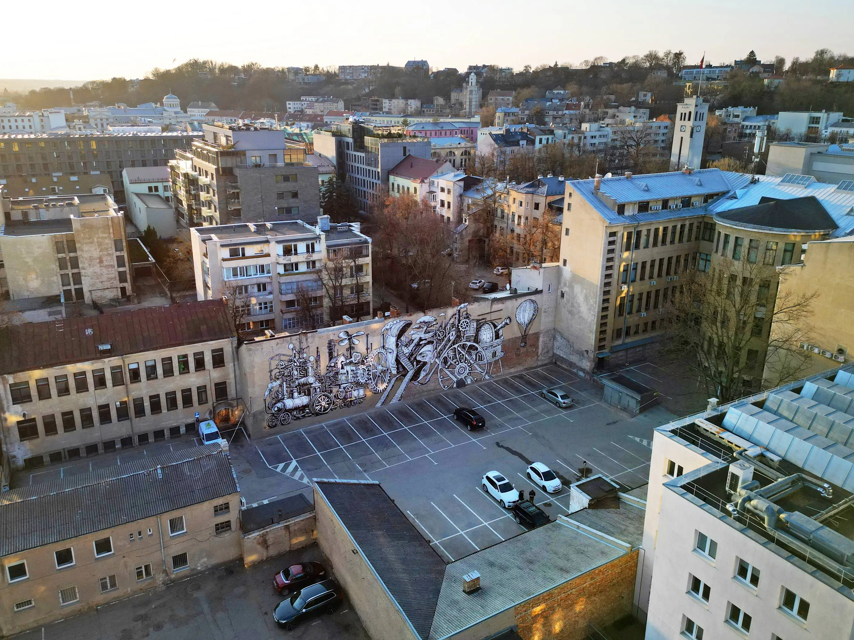 KTU centrinių rūmų kieme – mokslo aukštumas simbolizuojantis meno kūrinys / Ž. Amelyno nuotr.