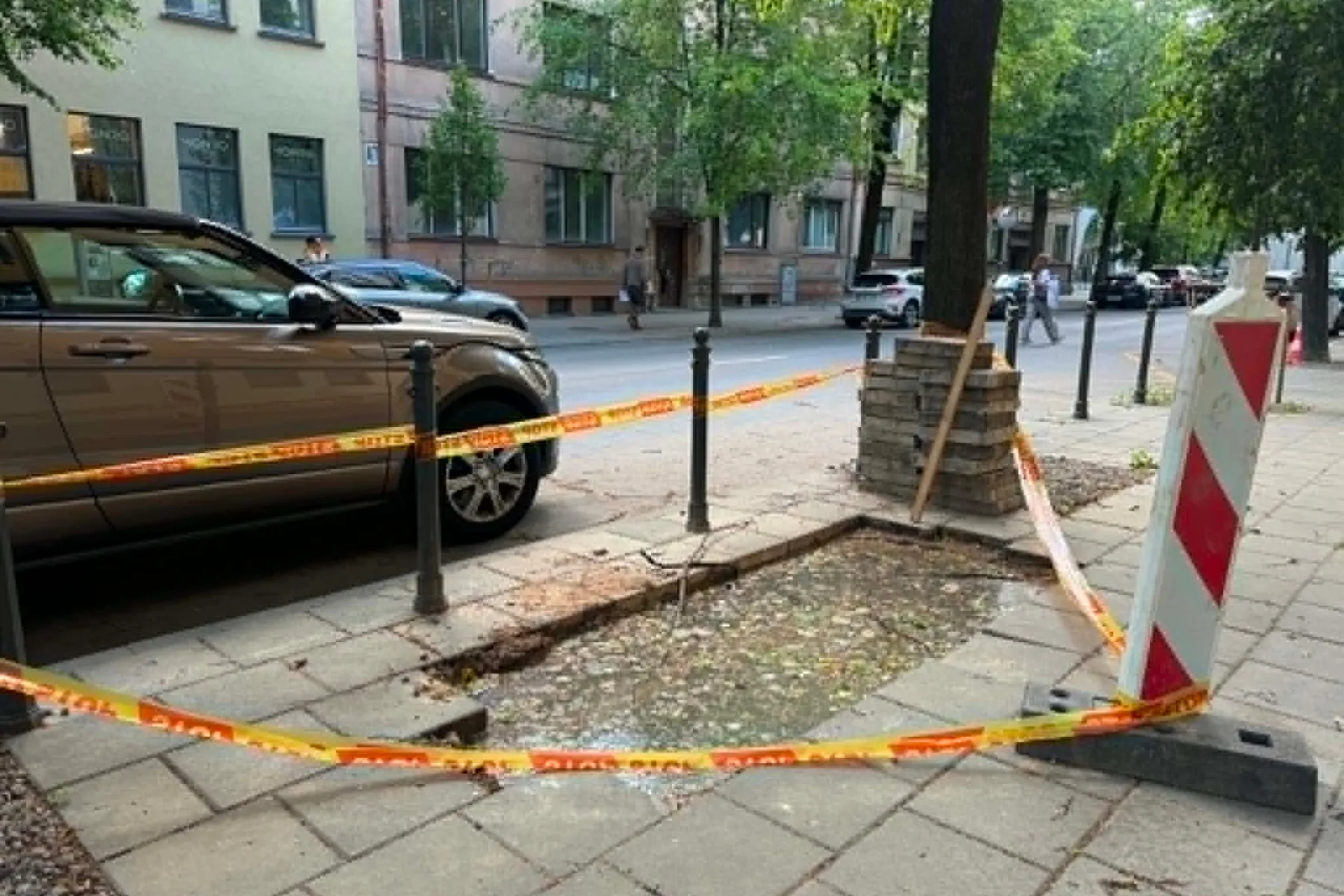 Vandens pilna duobė V. Putvinskio gatvėje