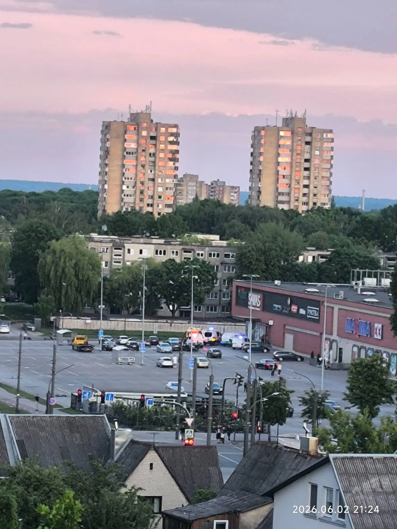 Konfliktas prie PC „Savas“ / Kur stovi policija Kaune nuotr.