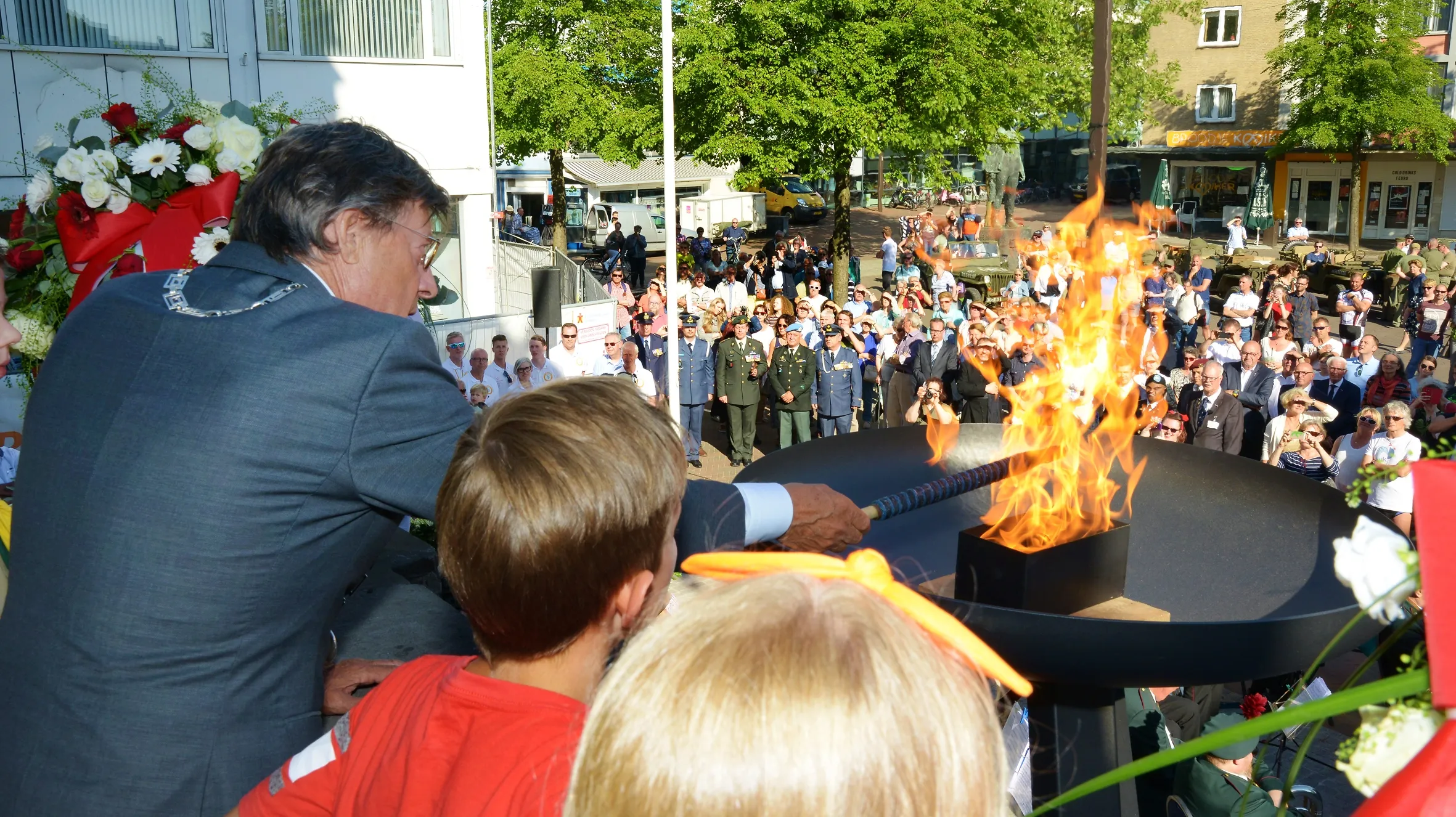 bevrijdingsdag burgemeester som ontsteekt het bevrijdingsvuur