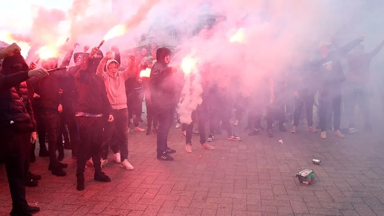 ajax fans rellen amsterdam politie