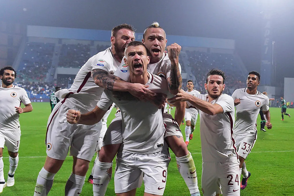 dzeko esulta sulle spalle nainggolan de rossi sassuolo roma