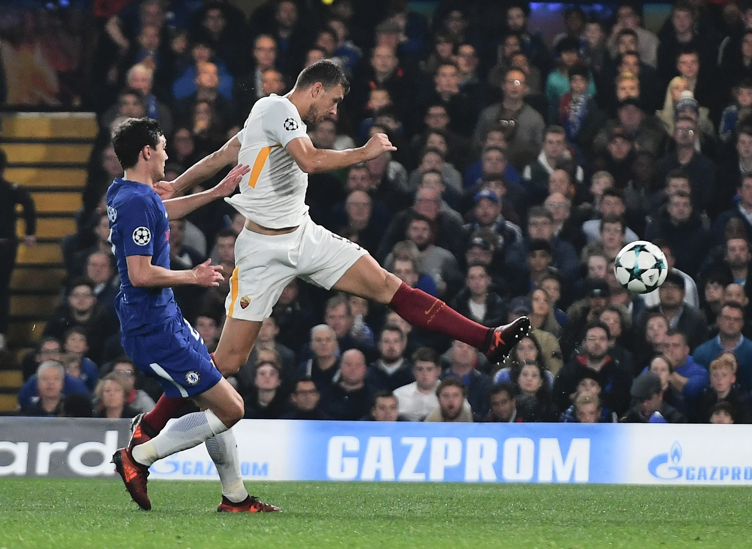 dzeko tiro al volo chelsea roma