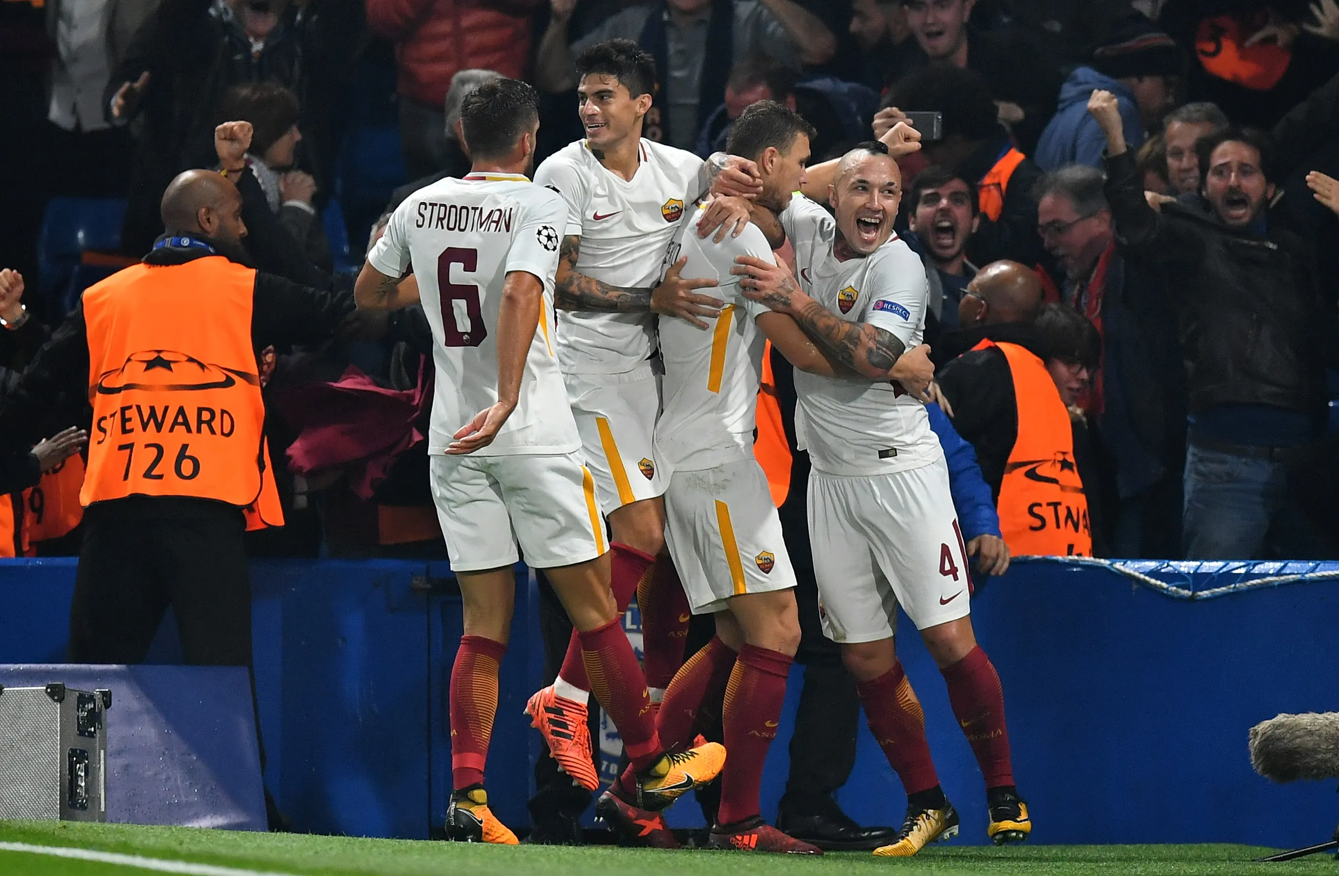 gruppo roma esulta gol