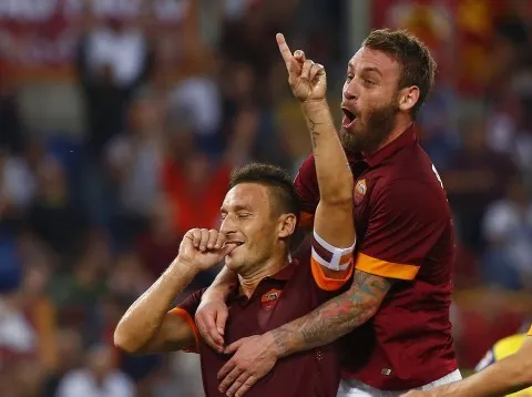 48984 totti festeggia il 3 0 contro il chievo