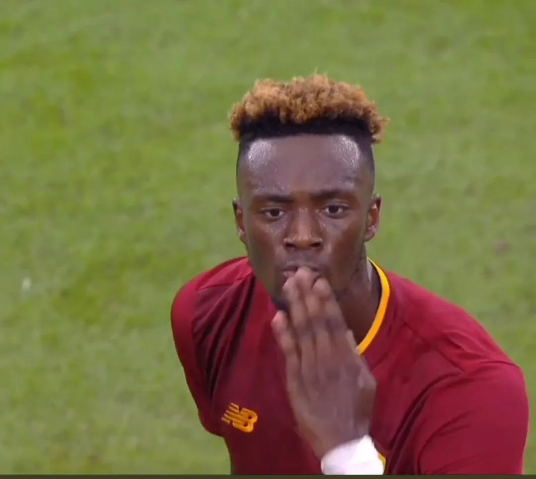 abraham bacio dybala juve roma