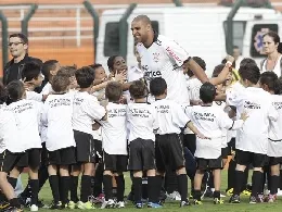 adriano20presentazione20corinthians20in20mezzo20a20bambini20brasiliani