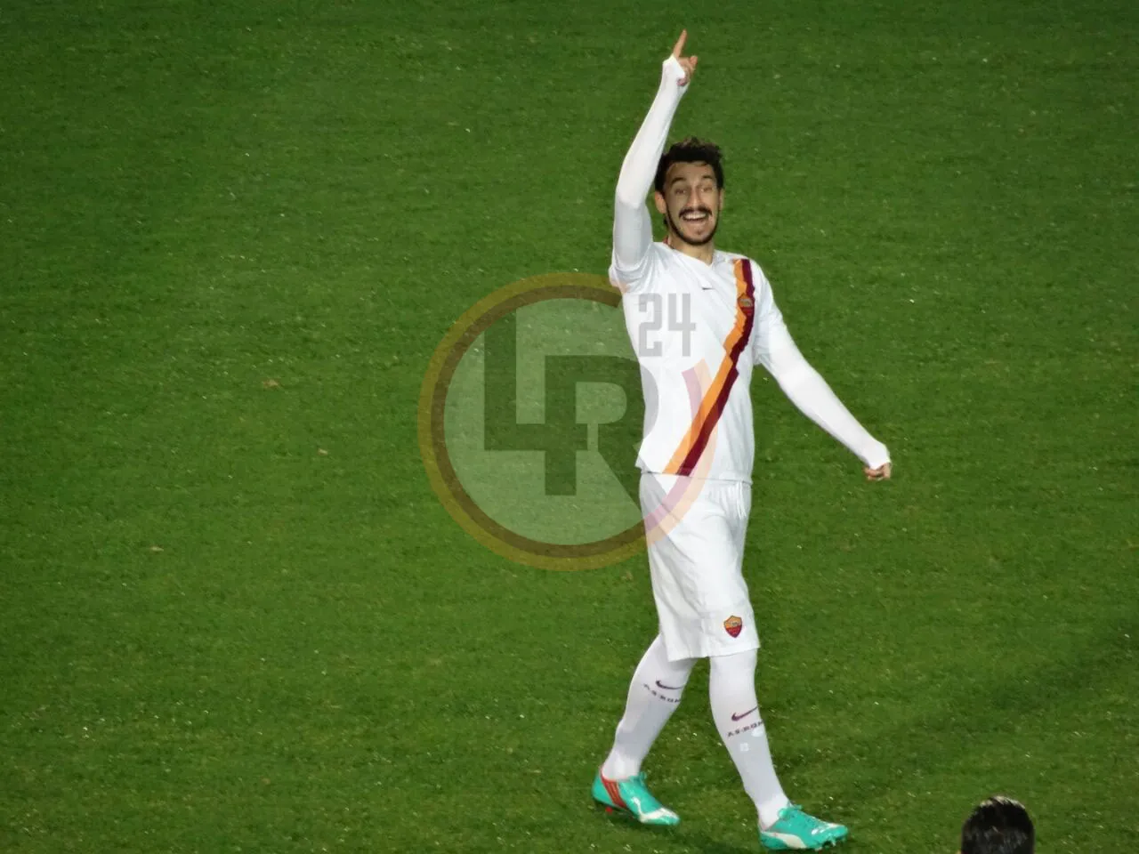 astori tutta figura bianco indica