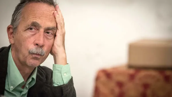 berdini mano sul viso appoggiato