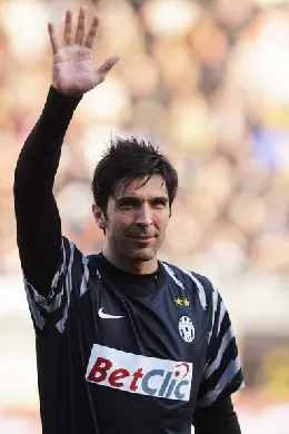 buffon20mano20in20alto20saluta