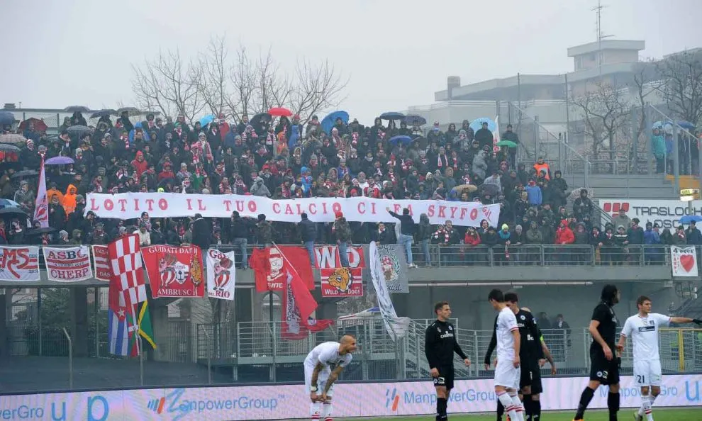carpi spezia 06 26605 immagine obig striscione lotito calcio skyfo